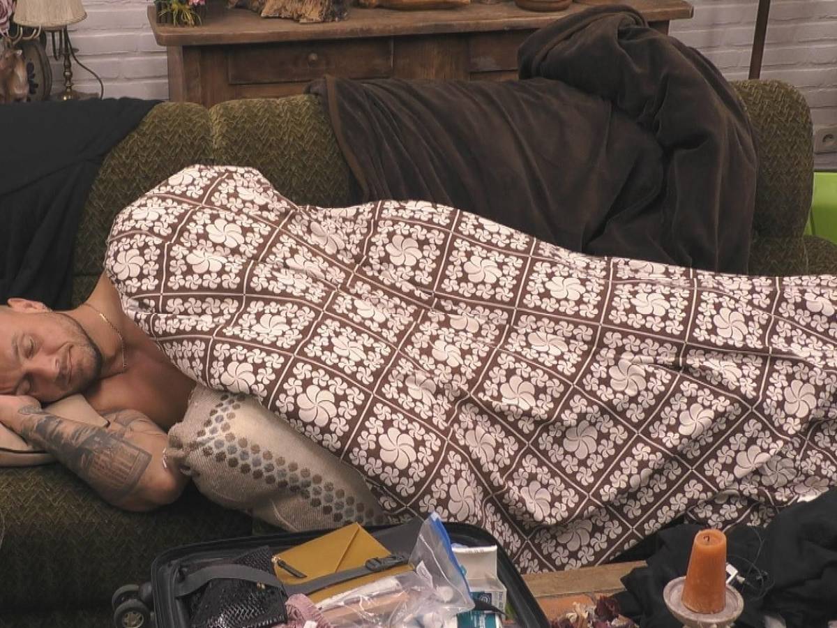 Eric Sindermann schläft auf der Couch im „Sommerhaus der Stars“.