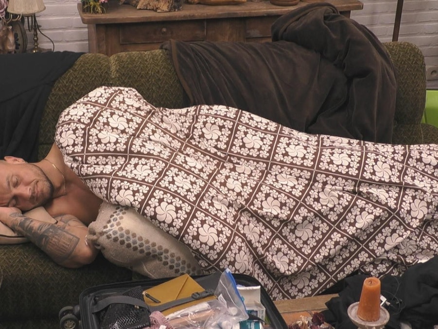 Eric Sindermann schläft auf der Couch im „Sommerhaus der Stars“.