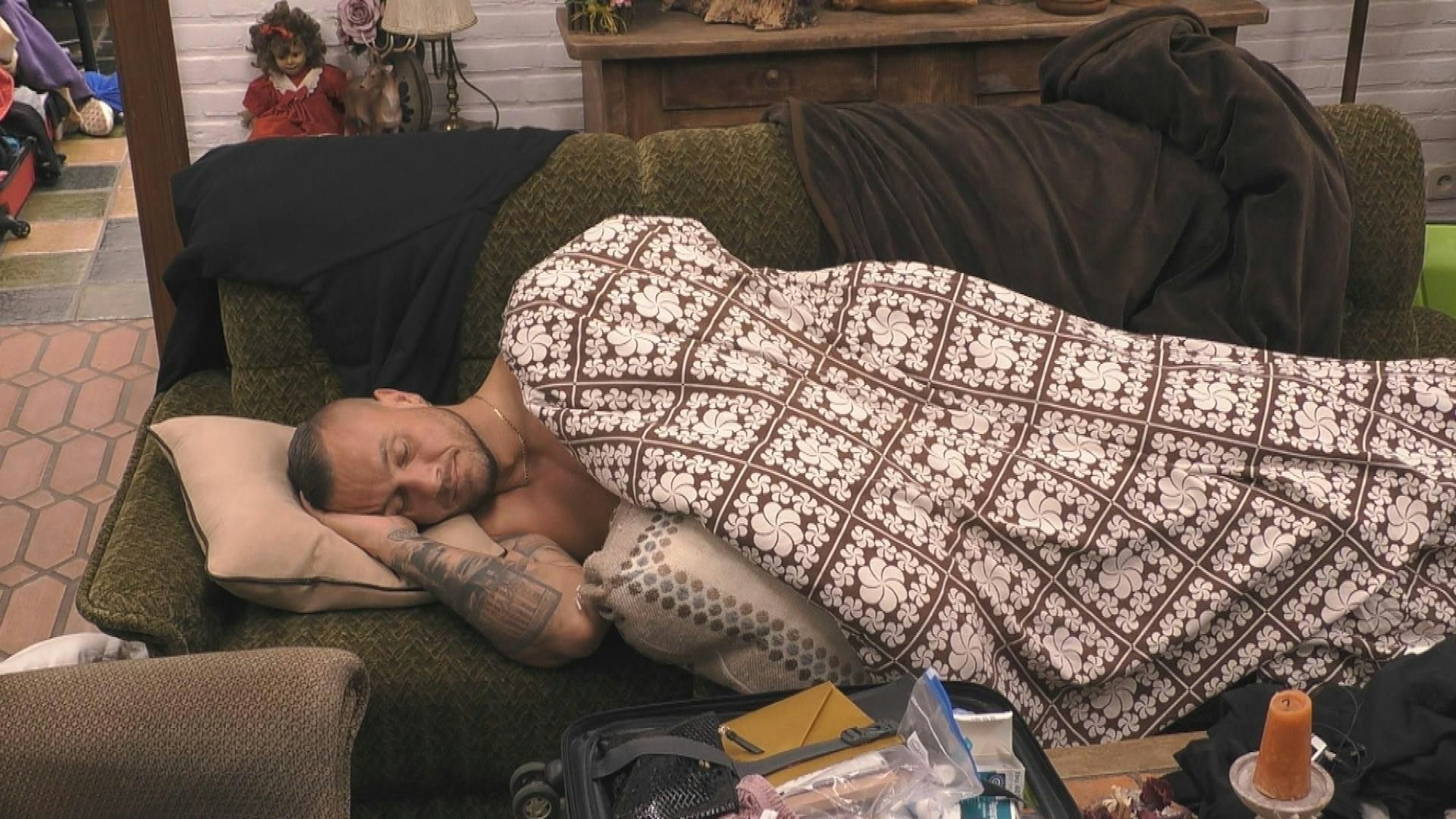 Eric Sindermann schläft auf der Couch im „Sommerhaus der Stars“.