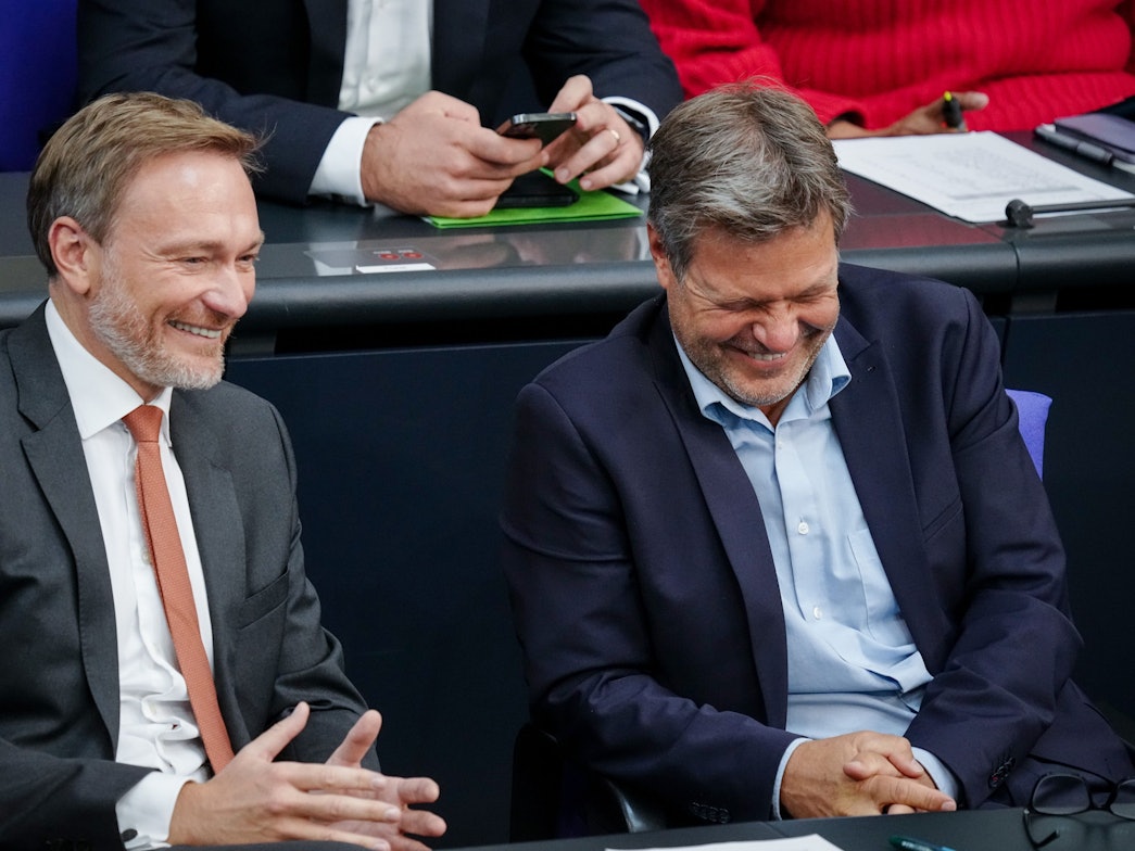 Wirken, wie gute Freunde – doch hinter den Kulissen knallt es: Finanzminister Christian Lindner (FDP, links) und Wirtschaftsminister Robert Habeck (Grüne) lachen am Donnerstag (22. September) bei der Sitzung des Bundestags.