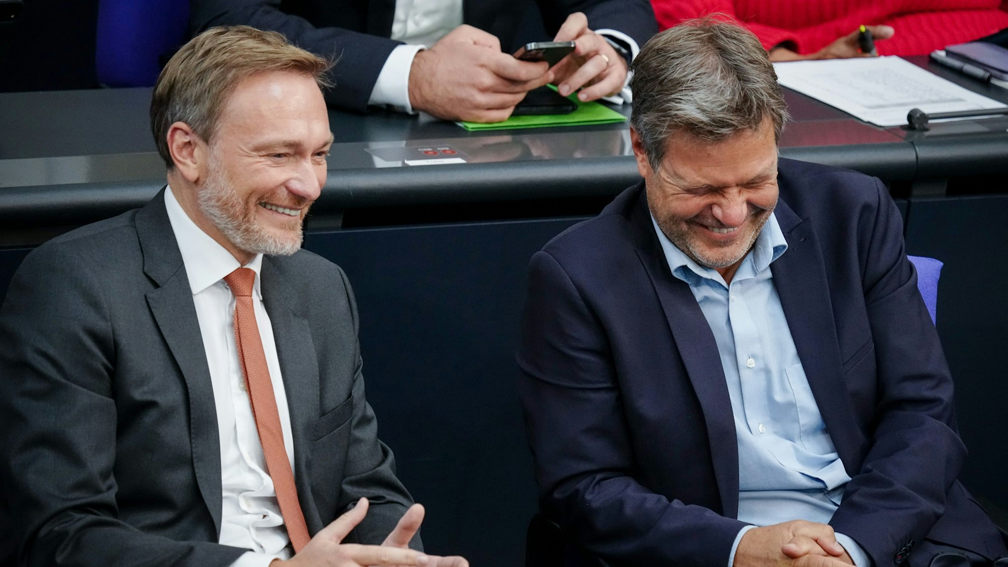 Wirken, wie gute Freunde – doch hinter den Kulissen knallt es: Finanzminister Christian Lindner (FDP, links) und Wirtschaftsminister Robert Habeck (Grüne) lachen am Donnerstag (22. September) bei der Sitzung des Bundestags.