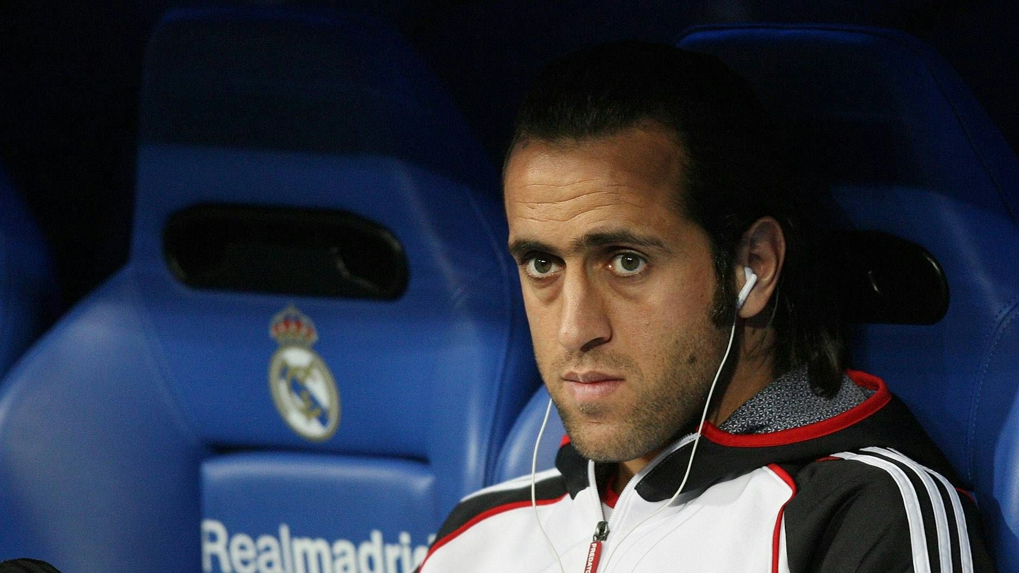 Ali Karimi sitzt beim Champions-League-Spiel des FC Bayern München in Madrid auf der Bank.