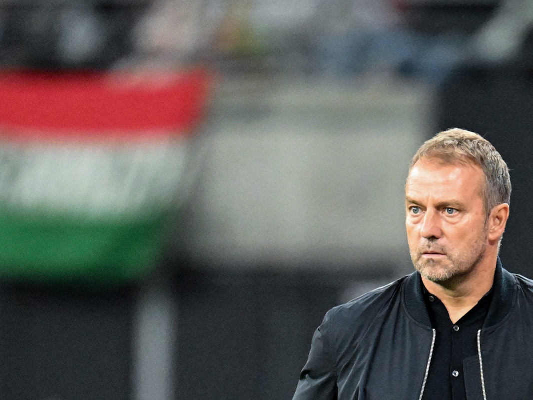 Hansi Flick schaut ernst im Spiel der Deutschen Nationalmannschaft gegen Ungarn am 23. September 2022.
