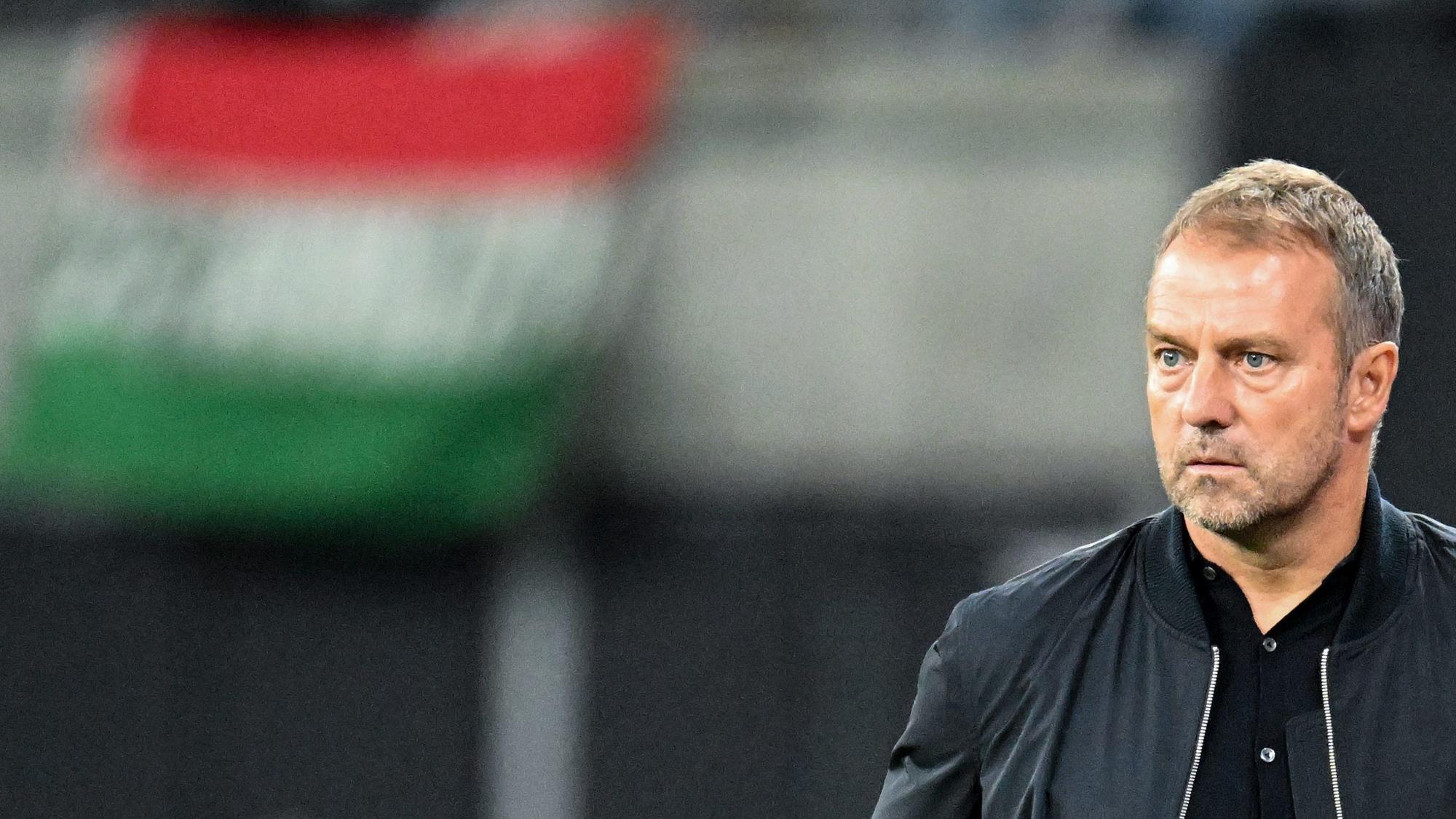 Hansi Flick schaut ernst im Spiel der Deutschen Nationalmannschaft gegen Ungarn am 23. September 2022.