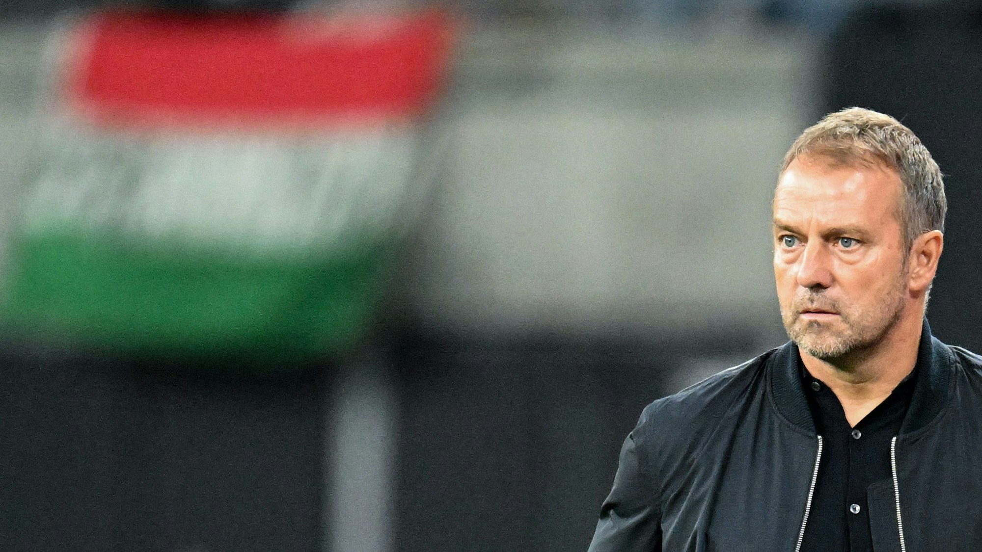 Hansi Flick schaut ernst im Spiel der Deutschen Nationalmannschaft gegen Ungarn am 23. September 2022.