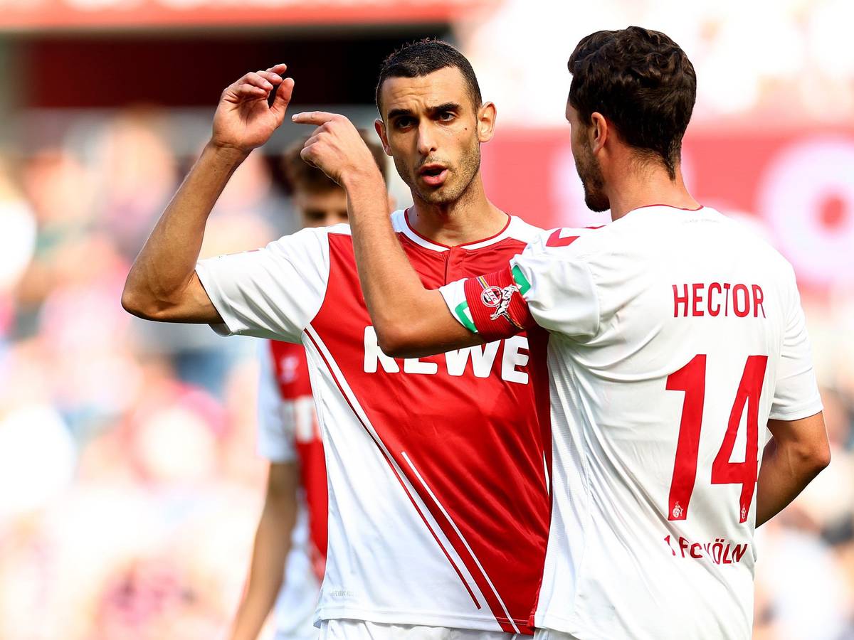 Jonas Hector spricht mit Ellyes Skhiri auf dem Platz.