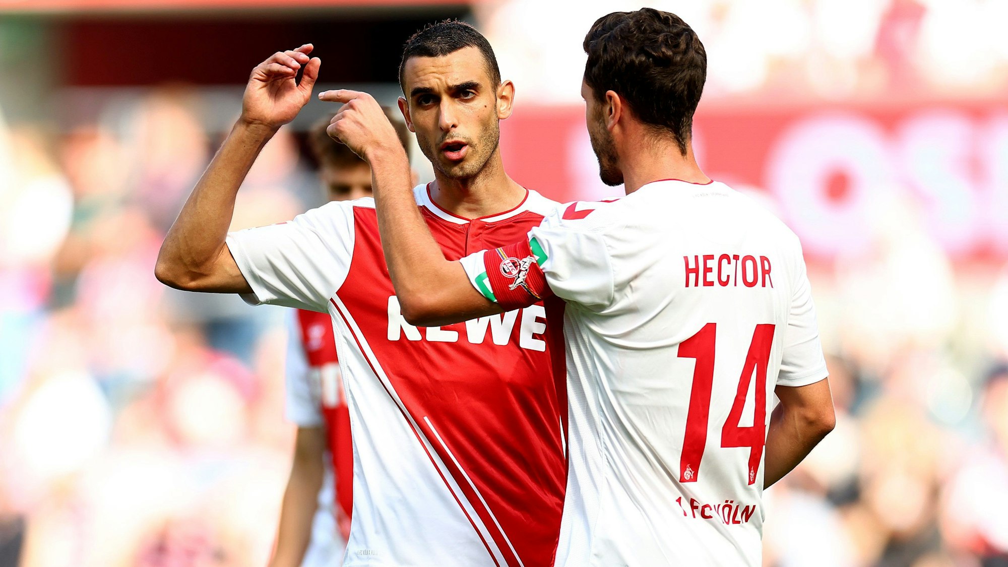 Jonas Hector spricht mit Ellyes Skhiri auf dem Platz.