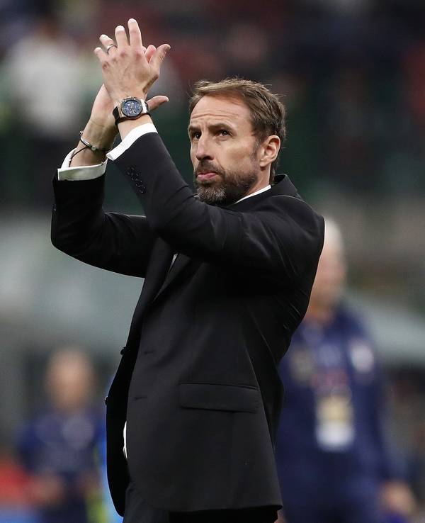 Gareth Southgate, Englands Trainer, applaudiert den Fans.