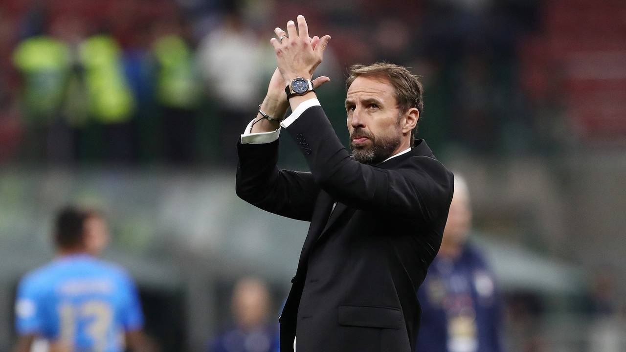 Gareth Southgate, Englands Trainer, applaudiert den Fans.
