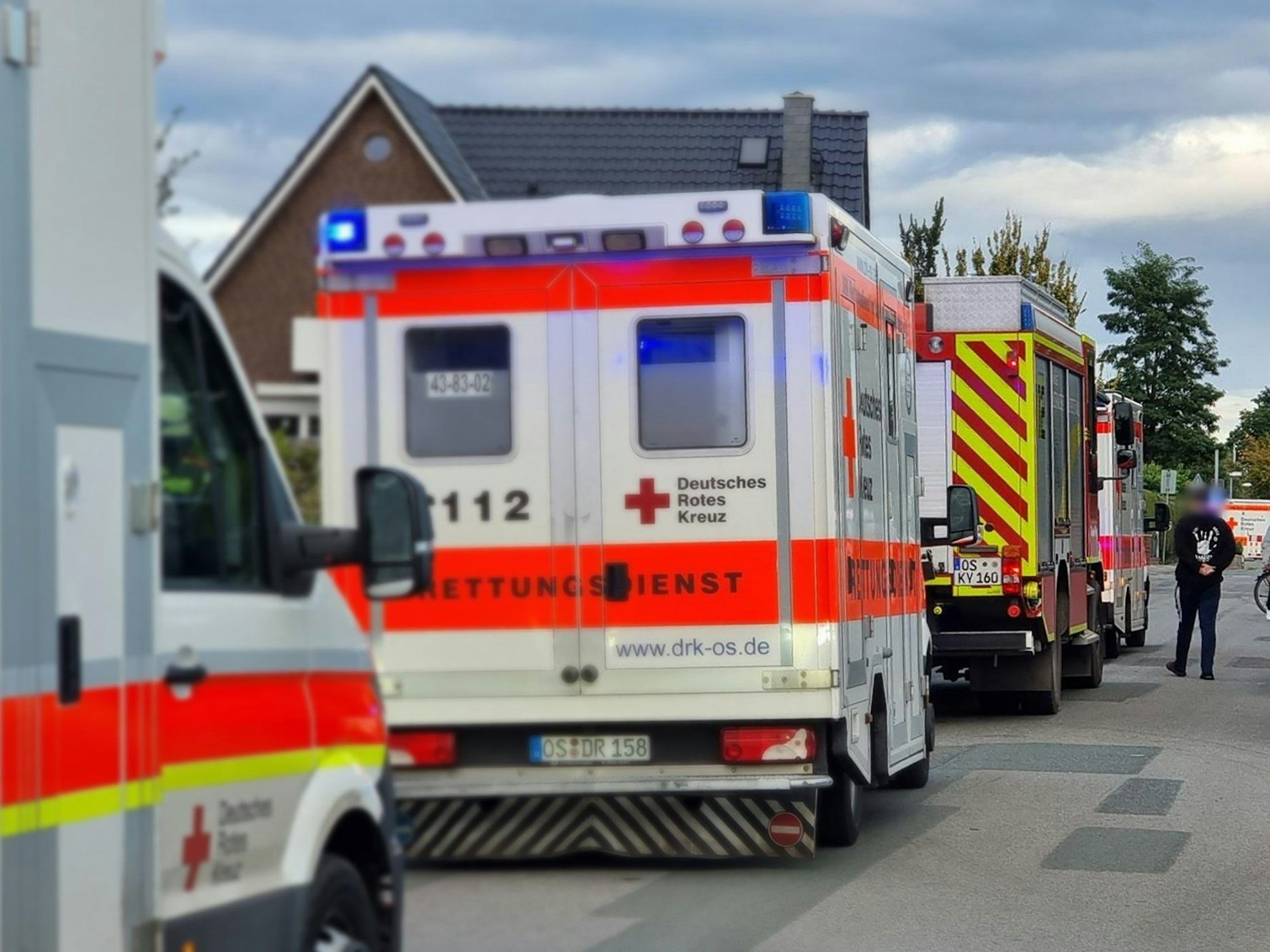 Fünf Menschen sind mit einem Balkon eines Einfamilienhauses in Fürstenau bei Osnabrück in die Tiefe gestürzt. Rettungskräfte vom Deutschen Roten Kreuz und der Feuerwehr waren im Einsatz.