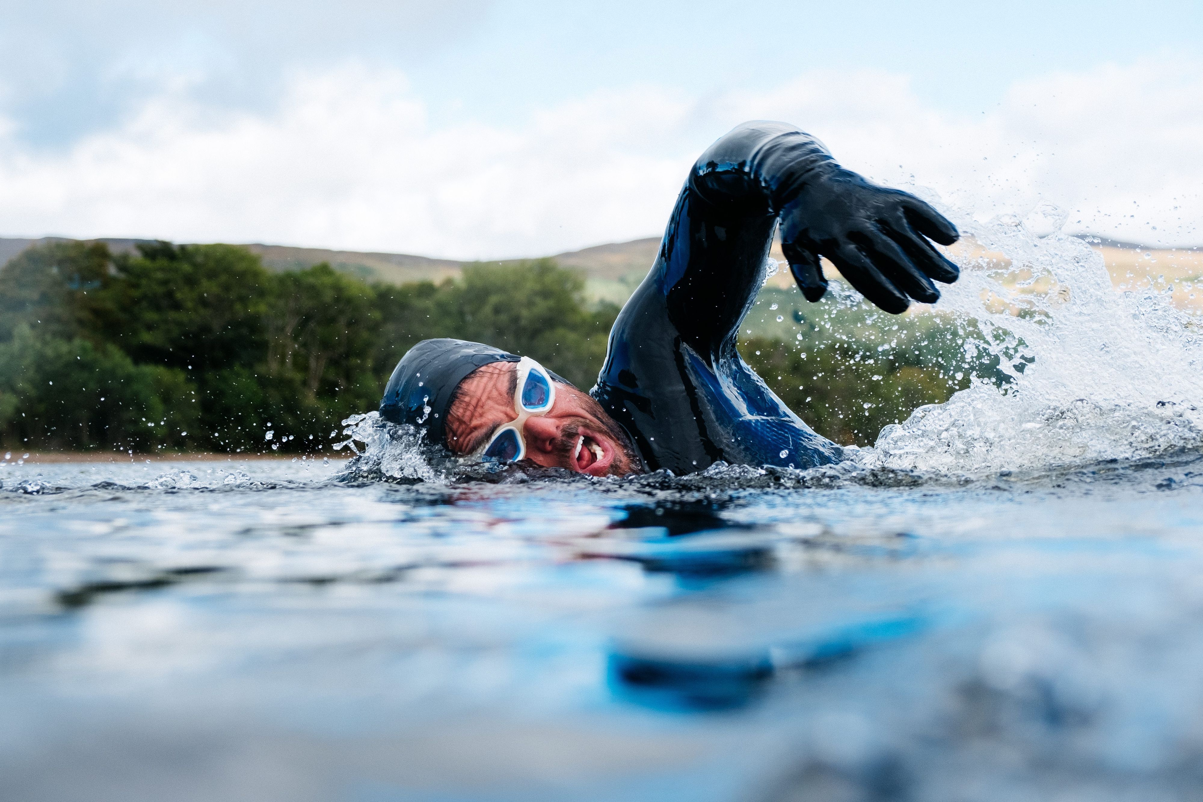 Das undatierte Foto zeigt den Extremsportler Ross Edgley, der den Rekord für das längste jemals durchgeführte Freiwasserschwimmen im Loch Ness gebrochen hat.