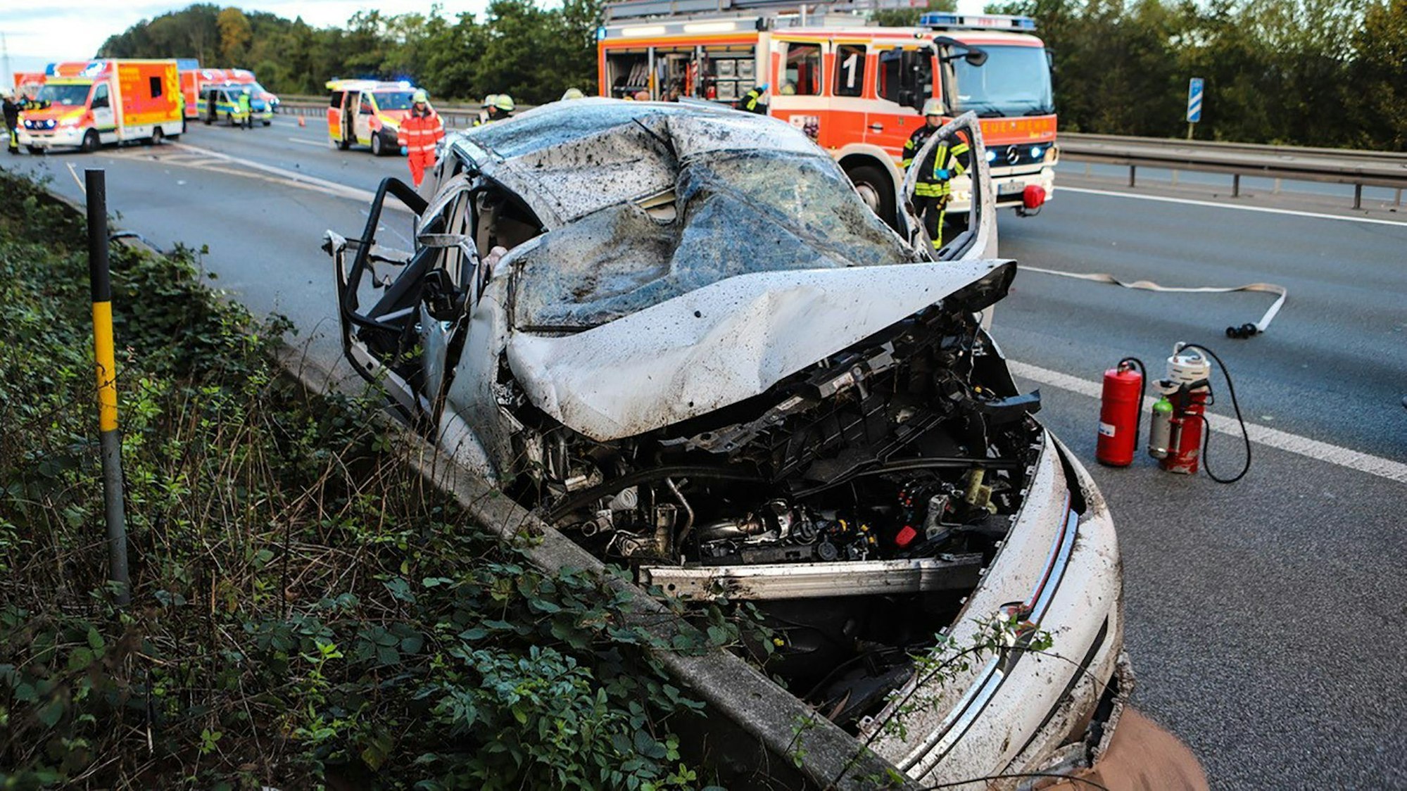 Ein zerstörter Kleinbus steht am 25. September 2022 an der Leitplanke. Ein Kleinbus mit sieben Insassen hatte sich an der Anschlussstelle Hagen-Nord der A1 mehrfach überschlagen und war gegen die Schutzplanke gekracht.