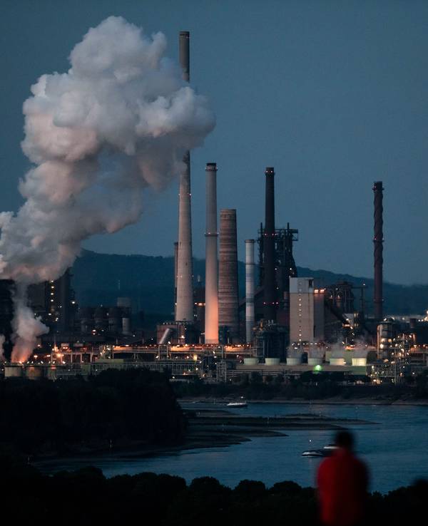 Das Stahlwerk von Thyssenkrupp in Duisburg (im August 2022): Hier zahlen Verbraucherinnen und Verbraucher im Durchschnitt pro Jahr am meisten für die Elektrizität.