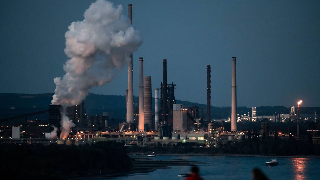 Das Stahlwerk von Thyssenkrupp in Duisburg (im August 2022): Hier zahlen Verbraucherinnen und Verbraucher im Durchschnitt pro Jahr am meisten für die Elektrizität.