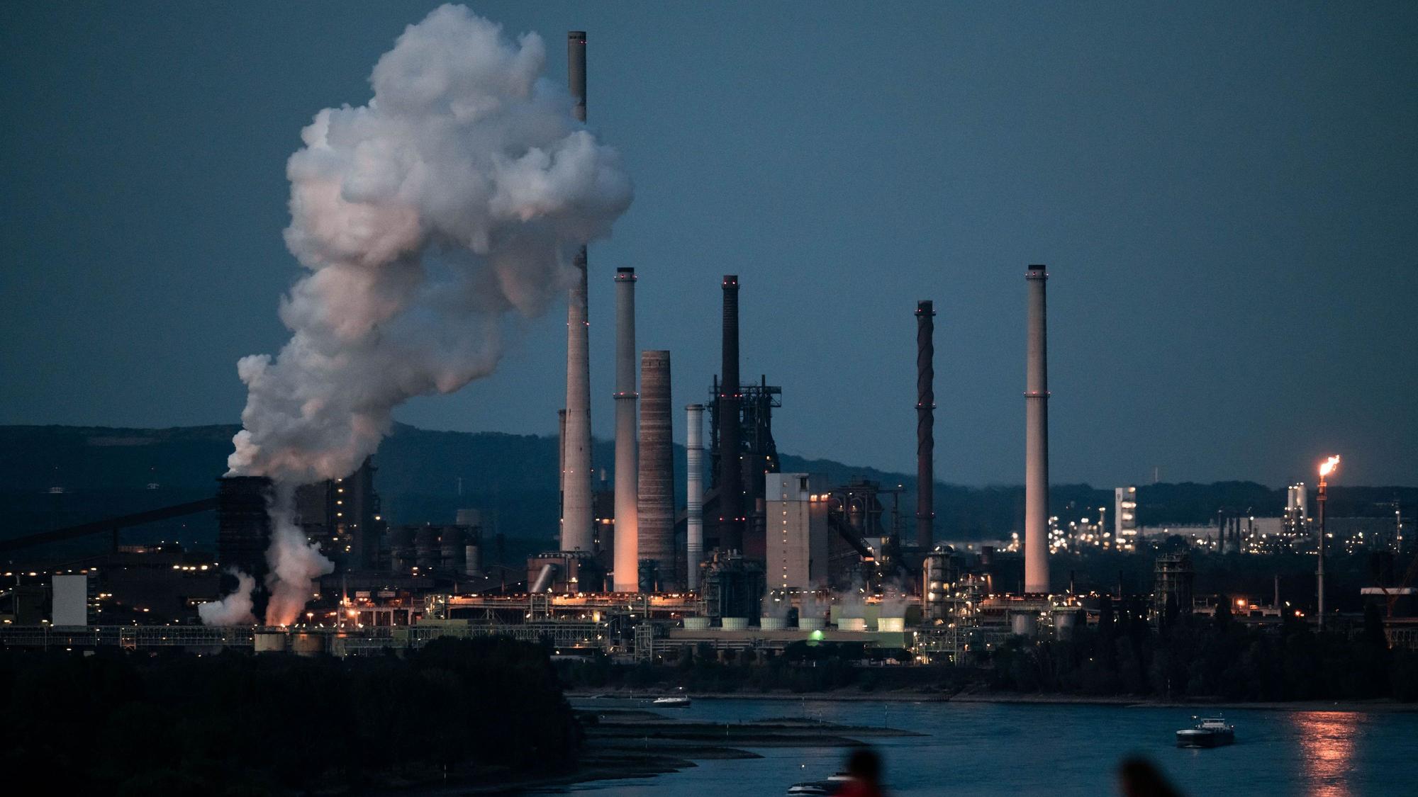 Das Stahlwerk von Thyssenkrupp in Duisburg (im August 2022): Hier zahlen Verbraucherinnen und Verbraucher im Durchschnitt pro Jahr am meisten für die Elektrizität.