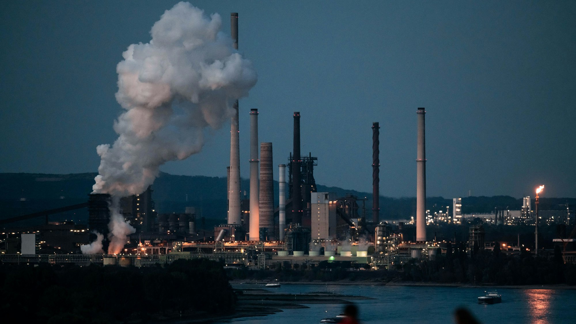 Das Stahlwerk von Thyssenkrupp in Duisburg (im August 2022): Hier zahlen Verbraucherinnen und Verbraucher im Durchschnitt pro Jahr am meisten für die Elektrizität.