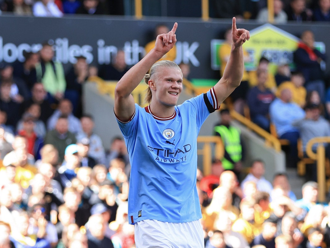 Erling Haaland jubelt lachend über ein Tor und hält die Arme dabei über den Kopf (17. September 2022).