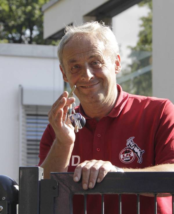 Hansi Dentinger lächelt in die Kamera.
