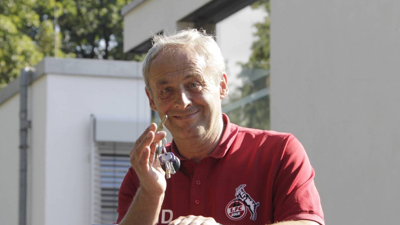 Hansi Dentinger lächelt in die Kamera.