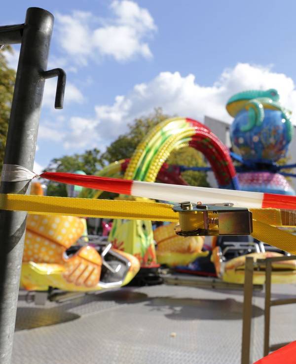 Die "Krake" auf der Haaner Kirmes ist mit Polizeiflatterband abgesperrt.