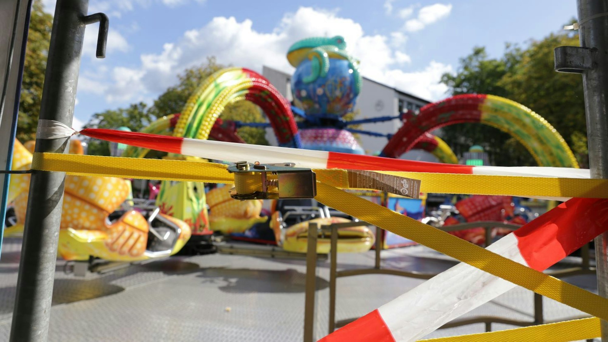 Die "Krake" auf der Haaner Kirmes ist mit Polizeiflatterband abgesperrt.