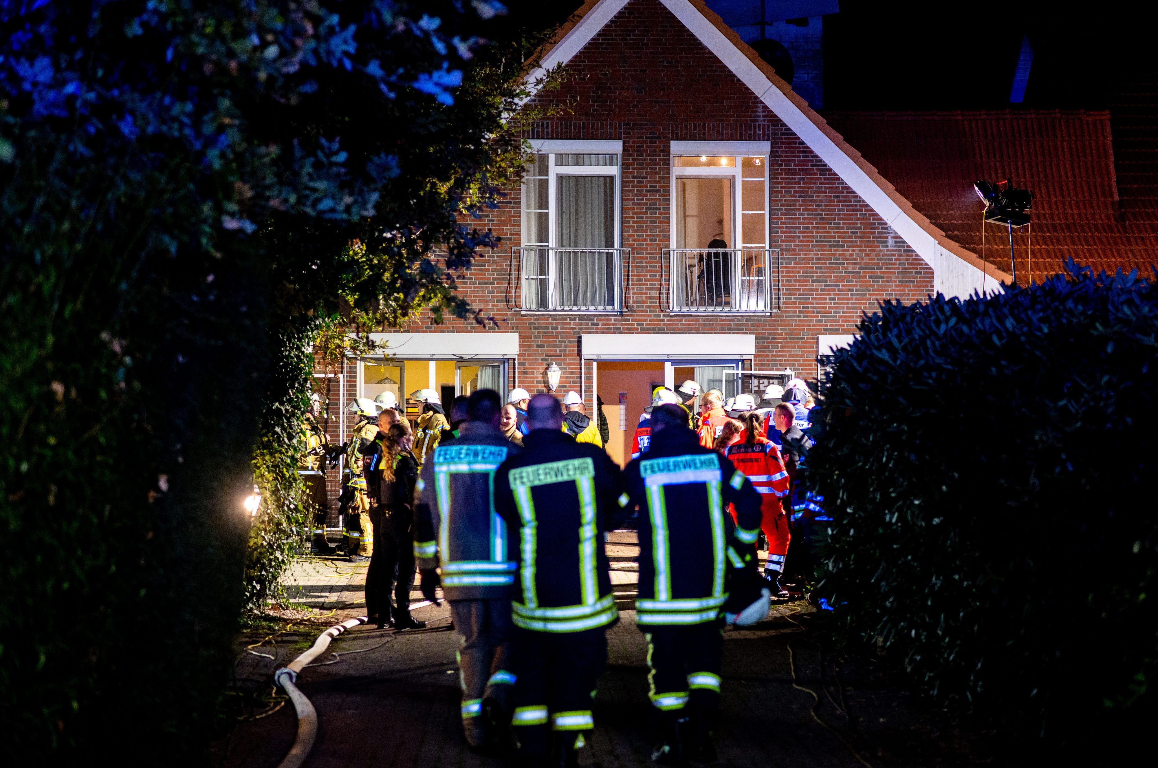 Zahlreiche Einsatzkräfte von Feuerwehr und Rettungsdienst stehen vor einem Altenheim in Wardenburg bei Oldenburg.