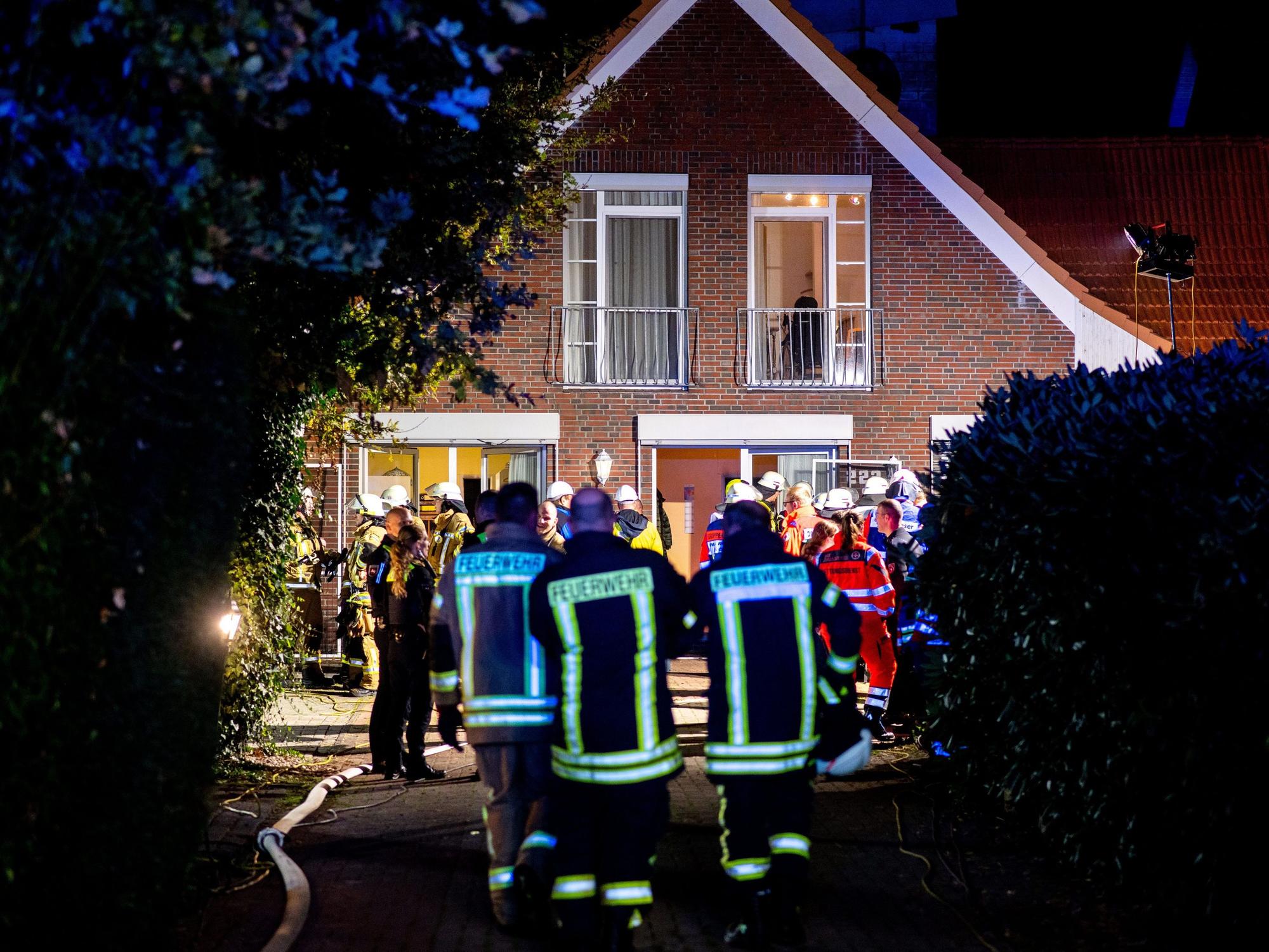 Zahlreiche Einsatzkräfte von Feuerwehr und Rettungsdienst stehen vor einem Altenheim in Wardenburg bei Oldenburg.