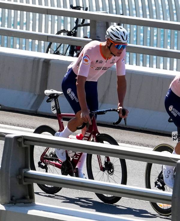 Mathieu van der Poel überquert die Sea Cliff Bridge beim WM-Straßenrennen der Männer in Wollongong (Australien) am 25. September 2022.