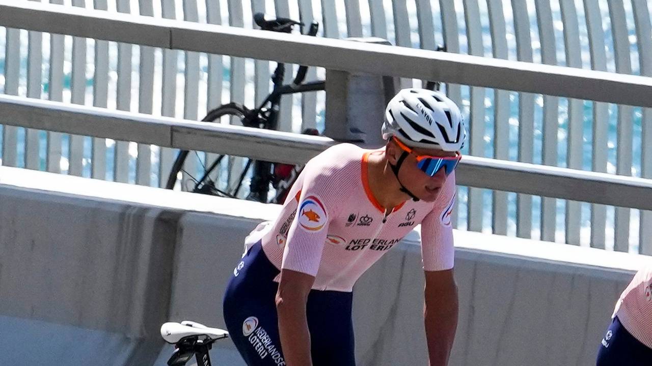 Mathieu van der Poel überquert die Sea Cliff Bridge beim WM-Straßenrennen der Männer in Wollongong (Australien) am 25. September 2022.