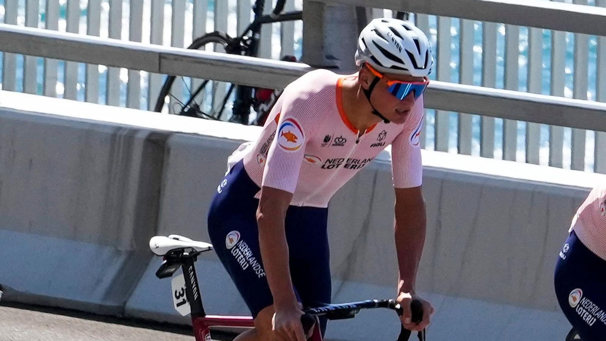 Mathieu van der Poel überquert die Sea Cliff Bridge beim WM-Straßenrennen der Männer in Wollongong (Australien) am 25. September 2022.