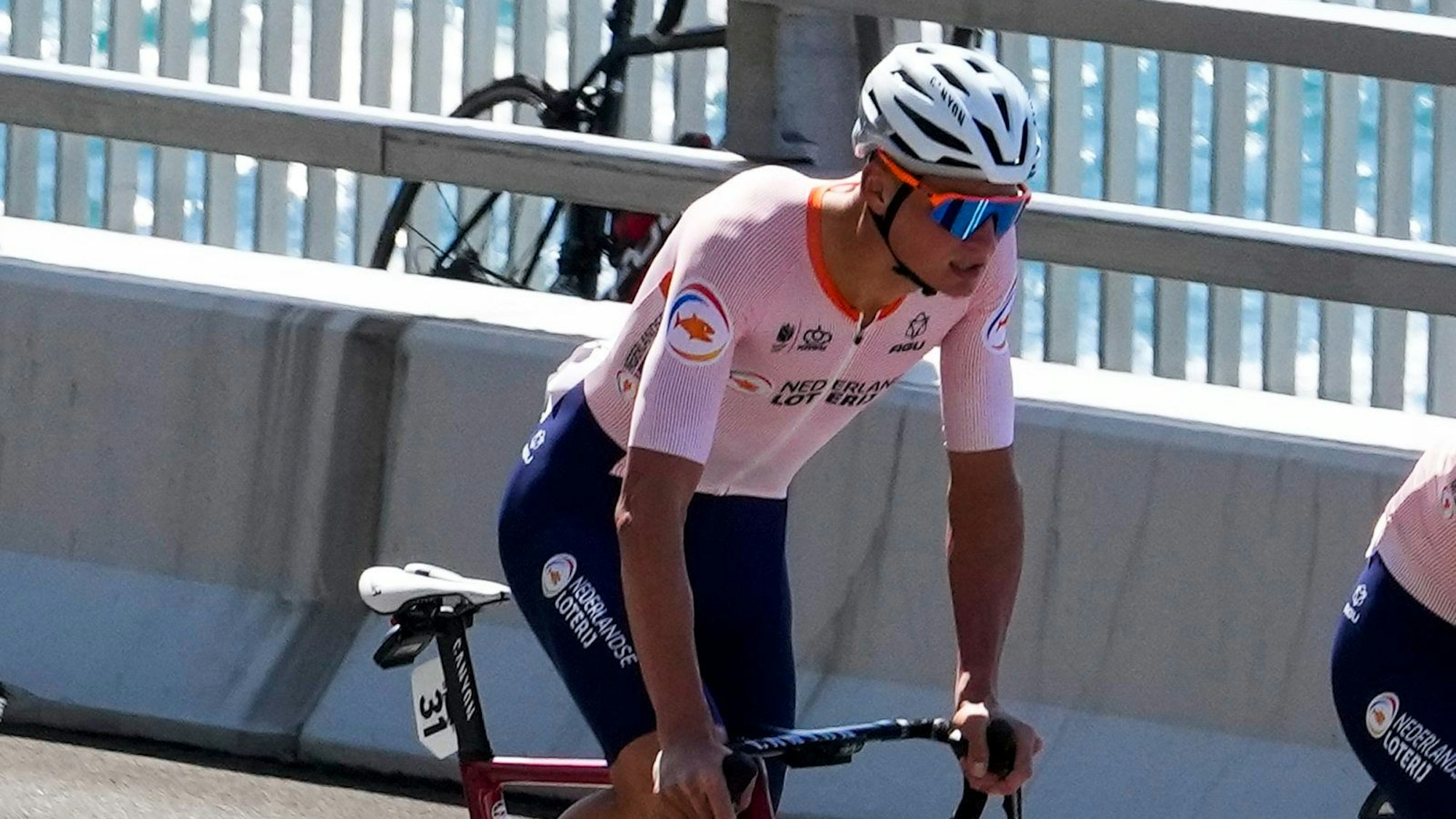 Mathieu van der Poel überquert die Sea Cliff Bridge beim WM-Straßenrennen der Männer in Wollongong (Australien) am 25. September 2022.