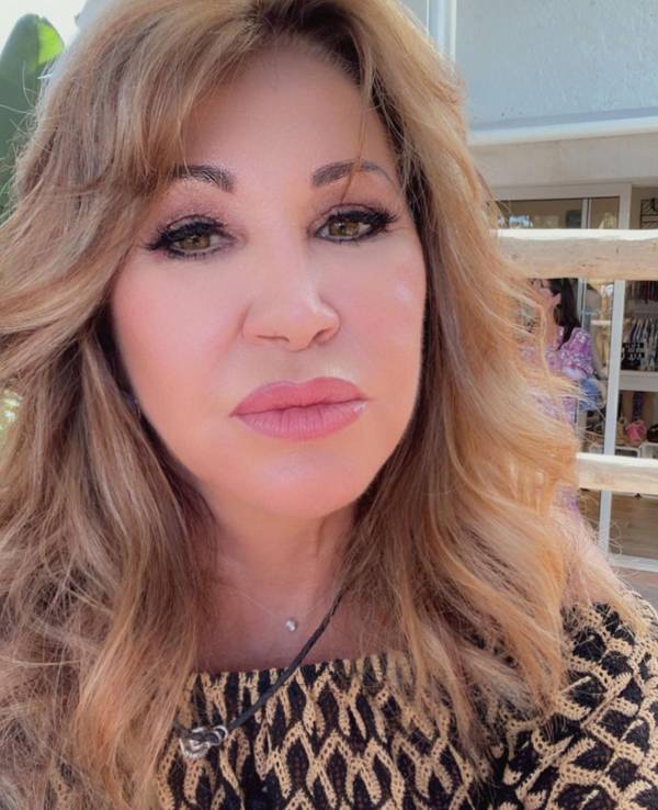 Carmen Geiss, hier auf einem Instagram-Selfie vom Juli 2022, posiert auf ihrem Instagram-Account im Dirndl.