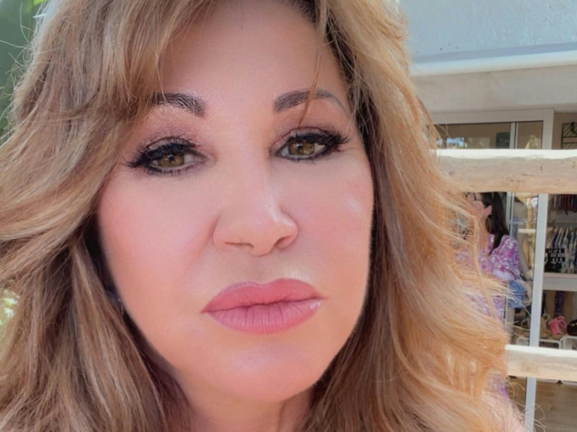 Carmen Geiss, hier auf einem Instagram-Selfie vom Juli 2022, posiert auf ihrem Instagram-Account im Dirndl.