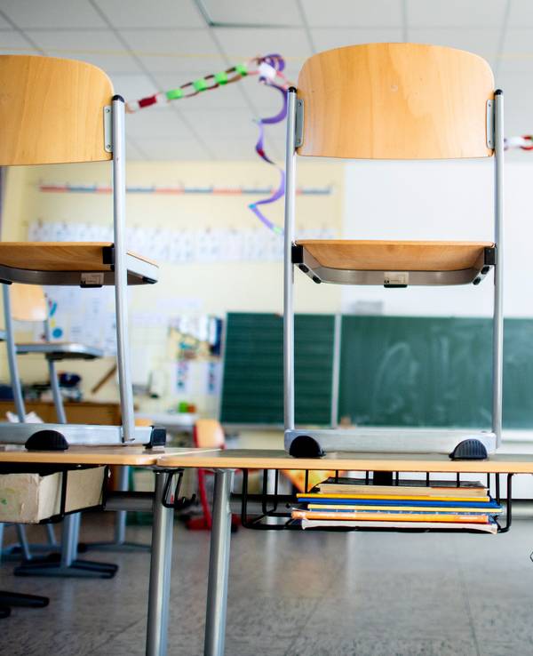 Stühle stehen nach Schulschluss auf den Tischen in einem Unterrichtsraum der Christophorus-Grundschule.