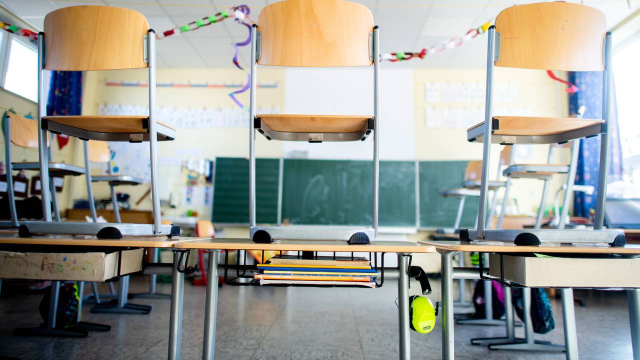 Stühle stehen nach Schulschluss auf den Tischen in einem Unterrichtsraum der Christophorus-Grundschule.