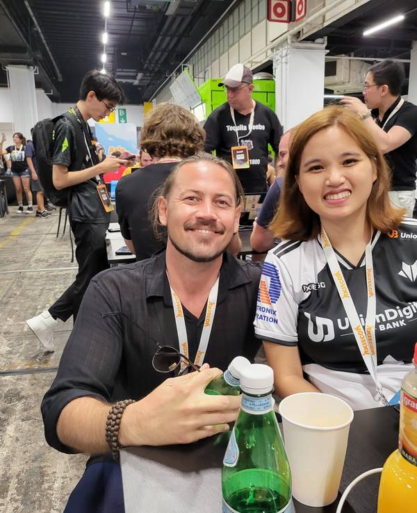 Der Kölner Tyler Reinold hockt neben Spielerin „Cara Cute“.