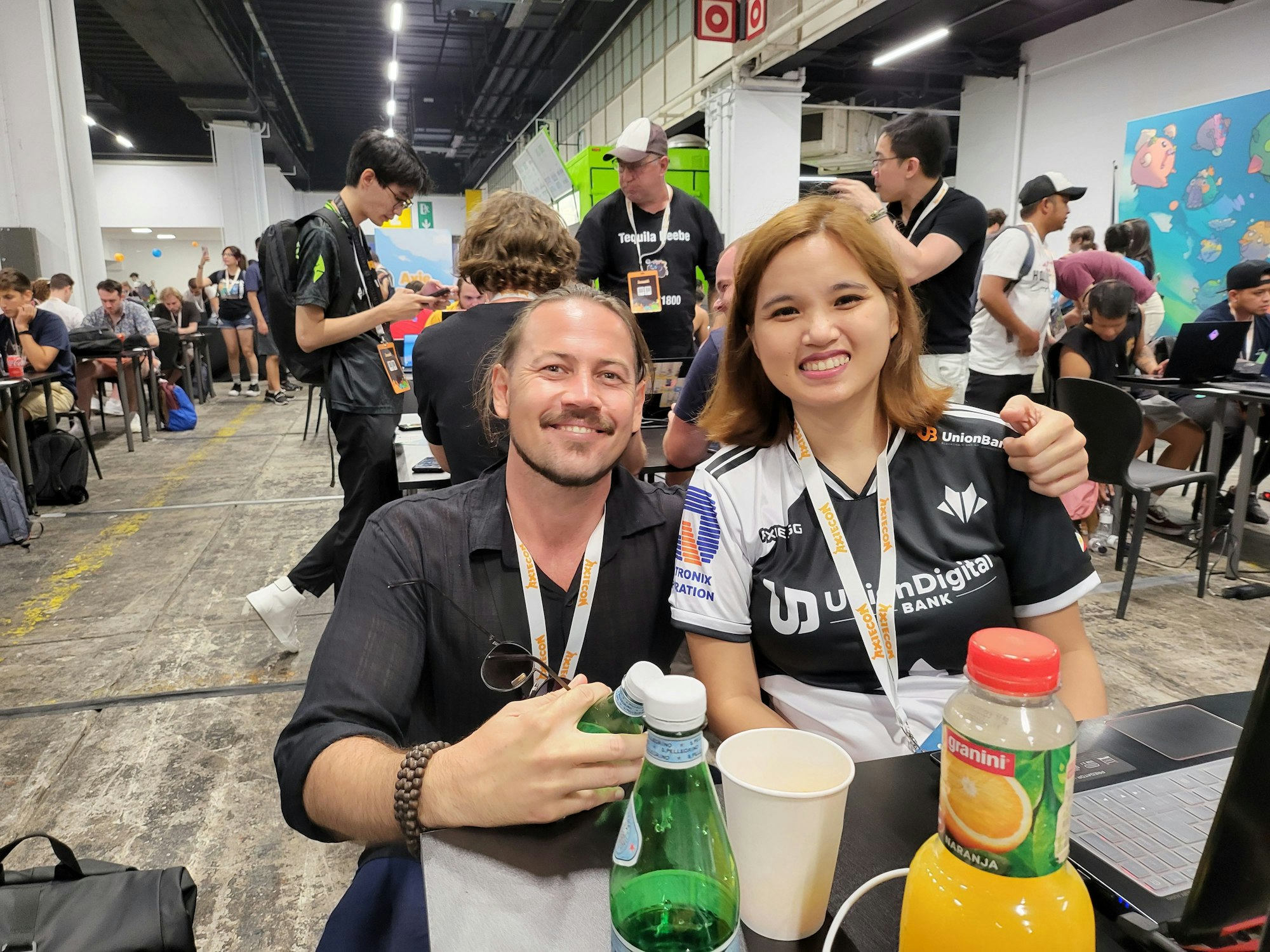 Der Kölner Tyler Reinold hockt neben Spielerin „Cara Cute“.