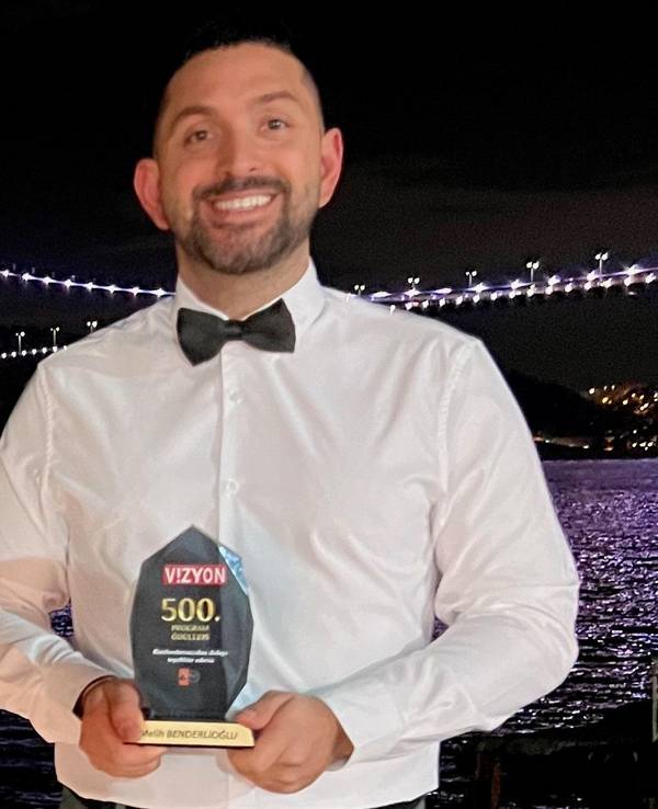 Promi-Friseur Melih Benderlioglu steht mit seinem Integrationspreis stolz vor dem Bosporus in Istanbul.
