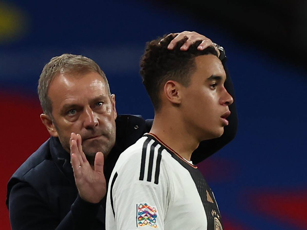 Bundestrainer Hansi Flick tröstet Jamal Musiala während des Spiels.
