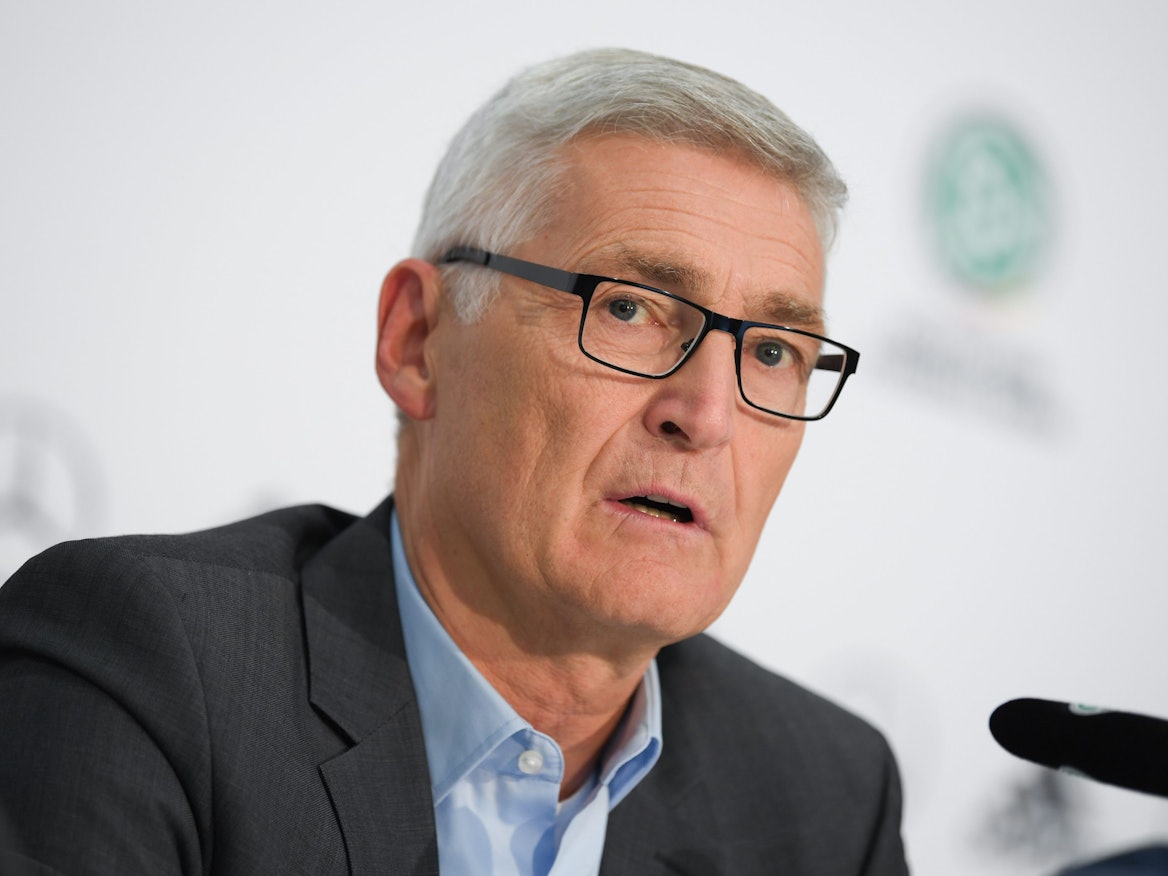 Schiedsrichter-Chef Lutz Michael Fröhlich spricht zu den Journalisten.