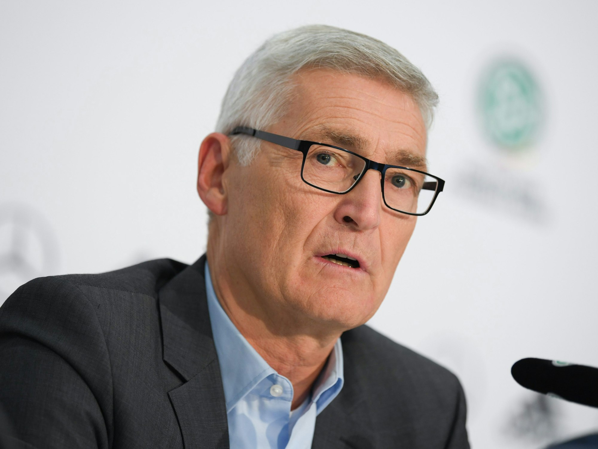 Schiedsrichter-Chef Lutz Michael Fröhlich spricht zu den Journalisten.