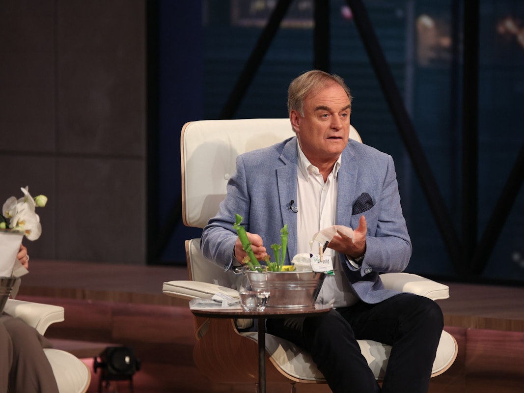 Investor Dr. Georg Kofler nimmt die biologisch abbaubaren Düngetücher von Blattgold genau unter die Lupe.