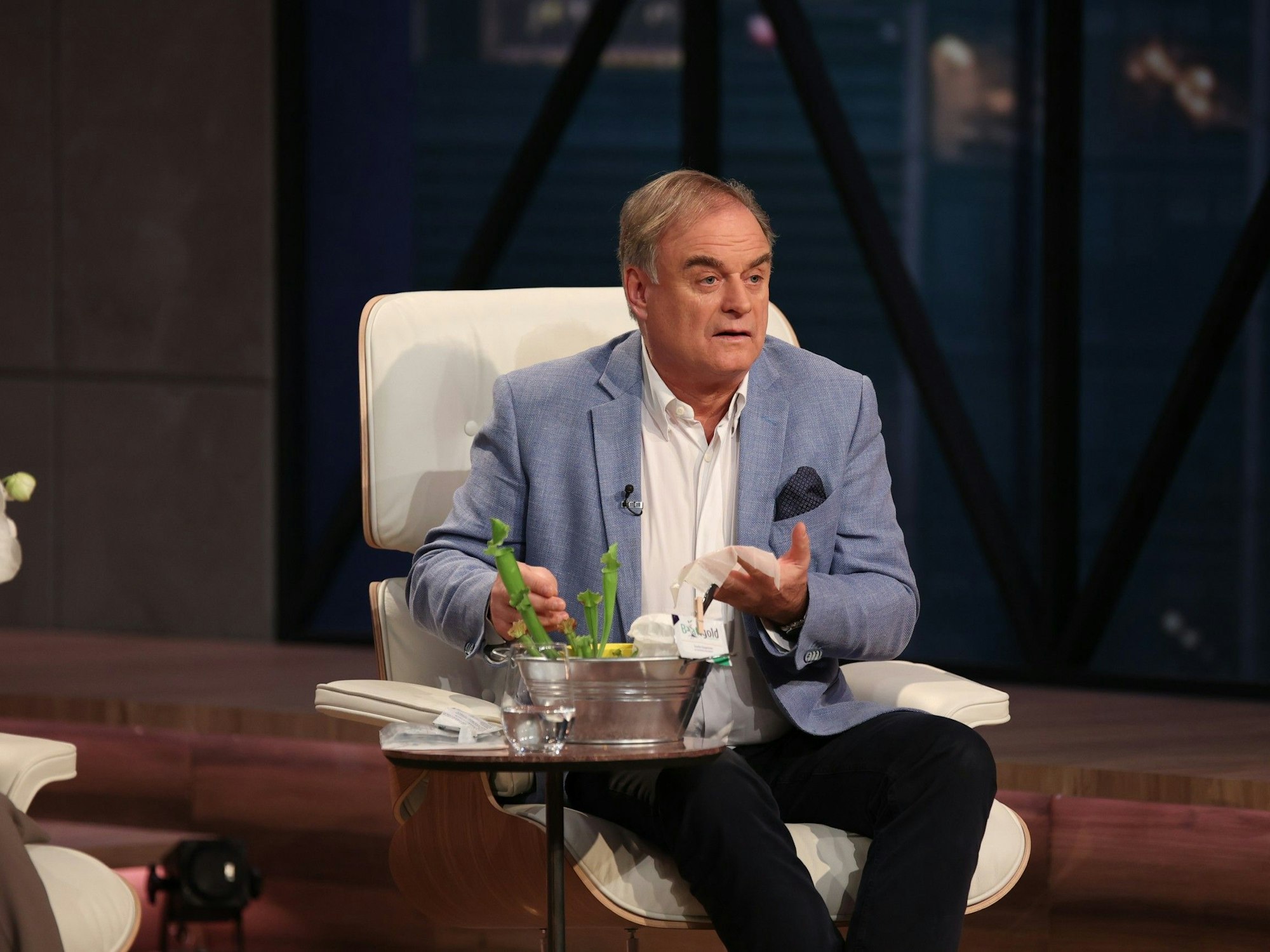 Investor Dr. Georg Kofler nimmt die biologisch abbaubaren Düngetücher von Blattgold genau unter die Lupe.