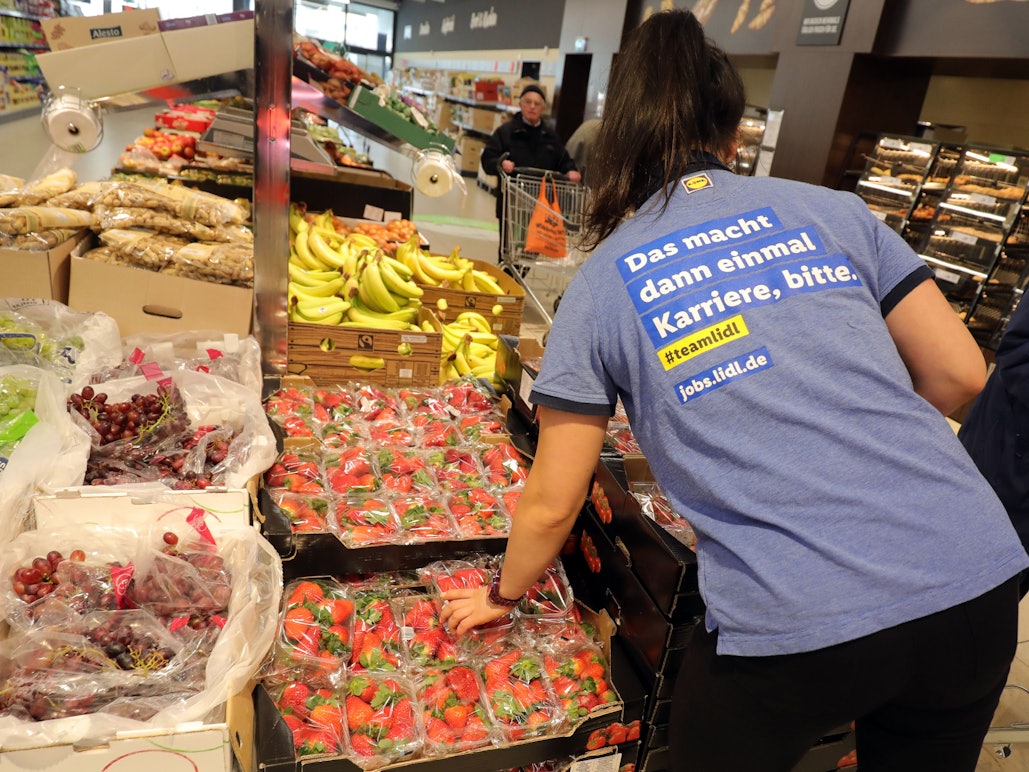 Die Schwarz-Gruppe, zu der Lidl und Kaufland gehören, erweitert ihr Produktionsspektrum, auch um sich krisenfest aufzustellen. Unser Archivbild (2919) zeigt eine Mitarbeiterin in einem Lidl-Supermarkt in Berlin.