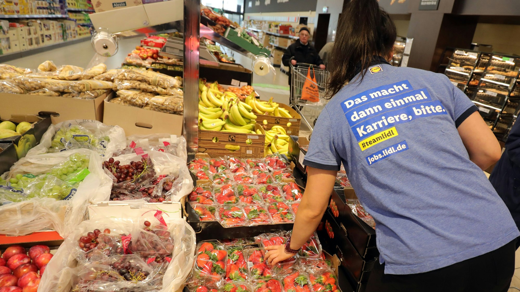 Die Schwarz-Gruppe, zu der Lidl und Kaufland gehören, erweitert ihr Produktionsspektrum, auch um sich krisenfest aufzustellen. Unser Archivbild (2919) zeigt eine Mitarbeiterin in einem Lidl-Supermarkt in Berlin.