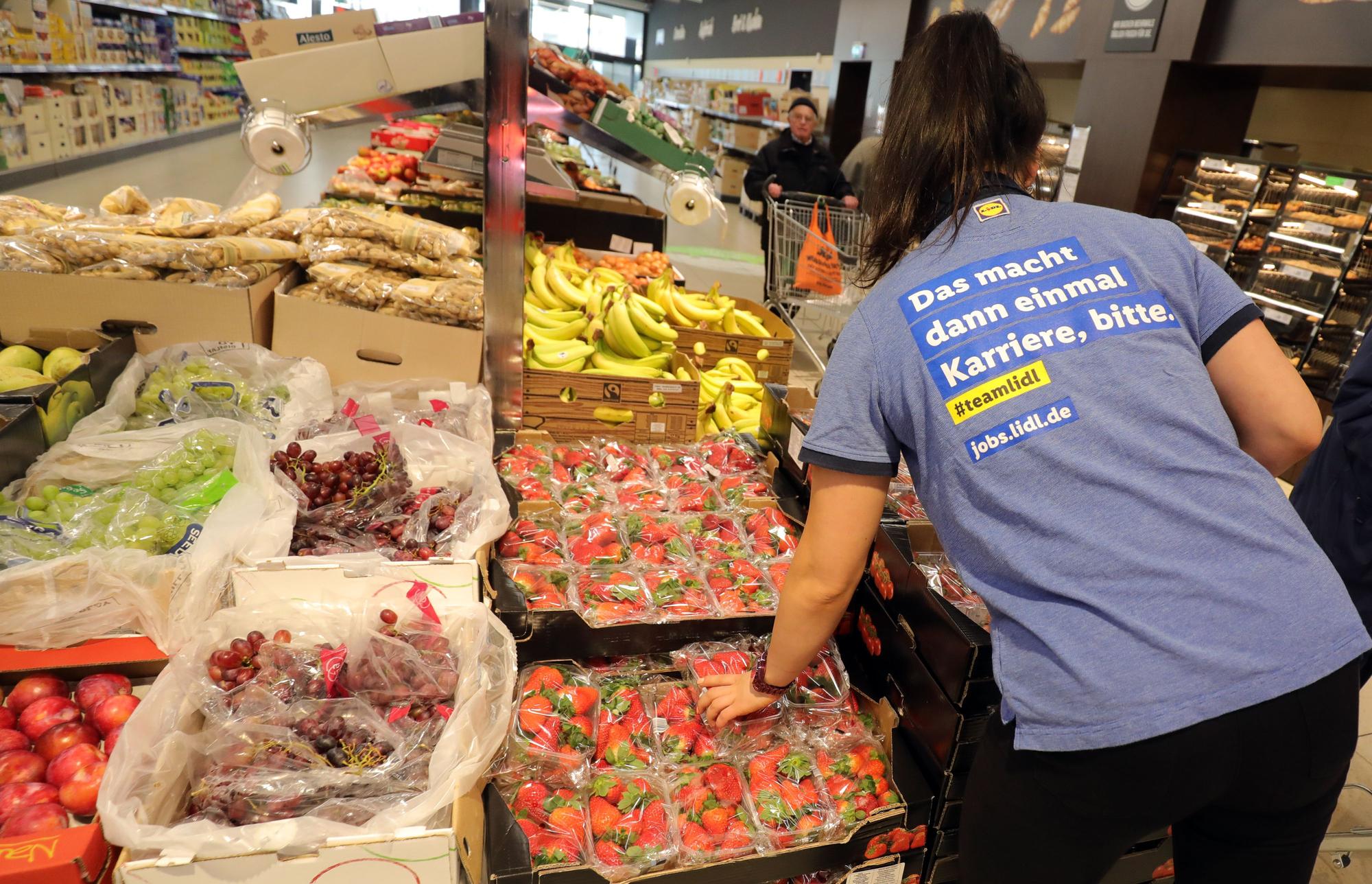 Obst und Gemüse findet man in den Lidl-Filialen meist am Eingang. Unser Symbolfoto wurde in einem Lidl-Markt im Jahr 2022 aufgenommen.