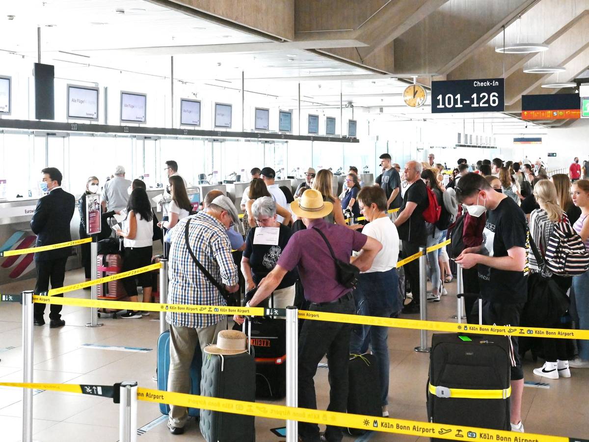 Schlangen an den Check-in-Schaltern der Fluggesellschaften in Köln/Bonn.
