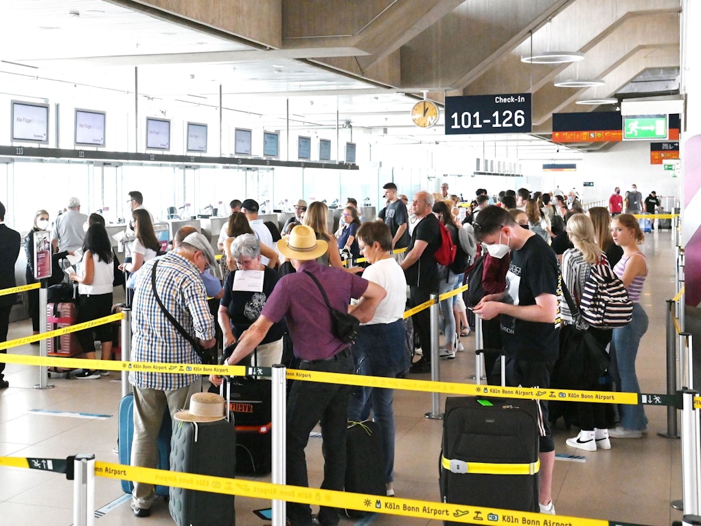 Schlangen an den Check-in-Schaltern der Fluggesellschaften in Köln/Bonn.