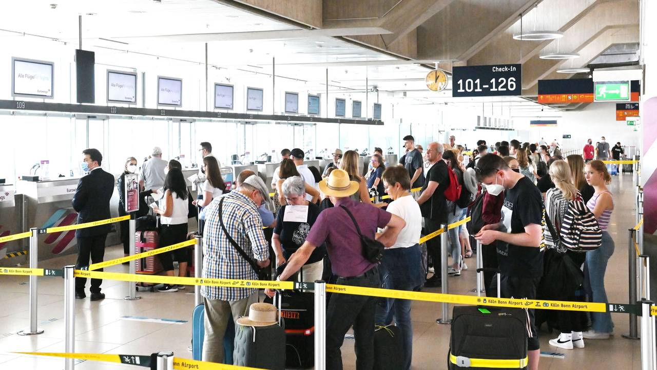 Schlangen an den Check-in-Schaltern der Fluggesellschaften in Köln/Bonn.