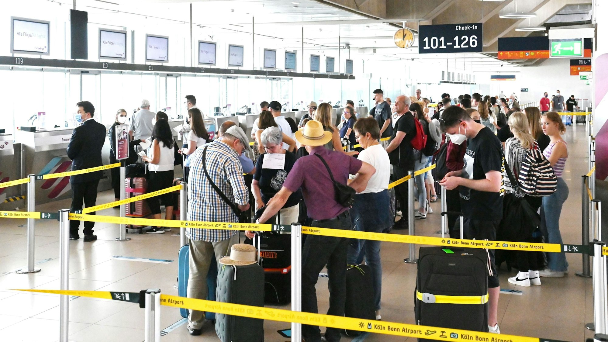 Schlangen an den Check-in-Schaltern der Fluggesellschaften in Köln/Bonn.